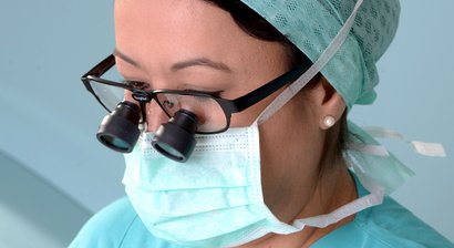 Chirurgie der Schilddrüse und Nebenschilddrüse unter Anwendung von Lupenbrille, Neuromonitoring und Fluoreszenz-Bildgebung (siehe unten).