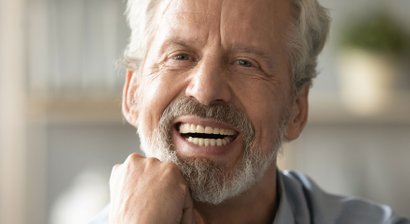 Herausnehmbarer und festsitzender Zahnersatz