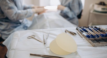 Brustvergrößerung mit Implantat oder Eigenfett