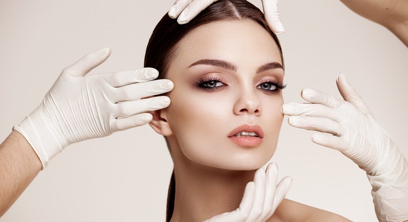 Facelift / Midfacelift / Halslift / Brauenlift - Dr. med. univ. Maria Katharina Boyce, MRCS FEBOPRAS - Plastische Chirurgin Wien 1010