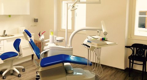 Dr. med. dent. Roland Ketzer - Zahnarzt Krems 3500