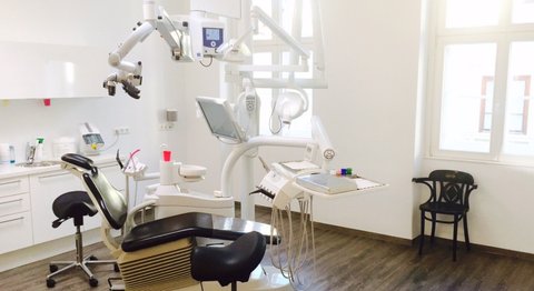 Dr. med. dent. Roland Ketzer - Zahnarzt Krems 3500