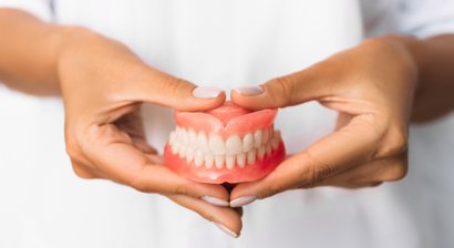 Teil- und Vollprothesen