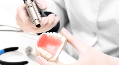 Teil- und Vollprothesen