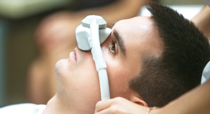 Behandlung unter Lachgassedierung