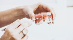Dr. med. univ. Dr. med. dent. Jangi Akhondi - Zahnarzt 1130 Wien