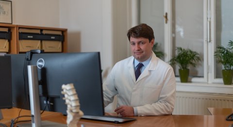 OA Dr. Daniel Staribacher - Orthopäde Wien 1040
