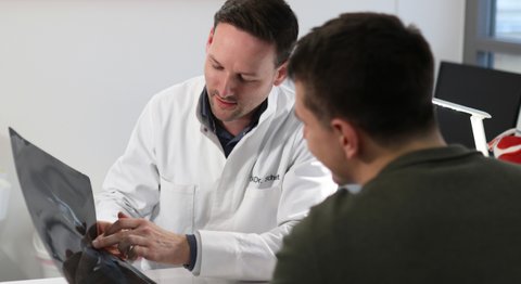 OA Ing. Dr. med. Benjamin Schett - Orthopäde Groß Gerungs 3920