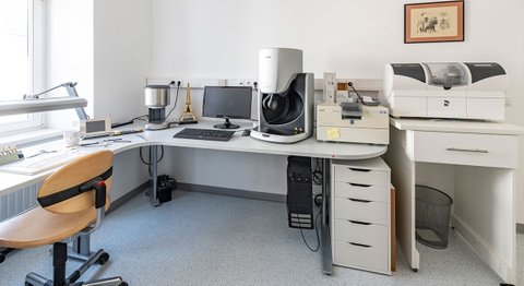 Praxis - Dr. med. univ. Cora Haller-Waschak - Zahnärztin Wien 1180