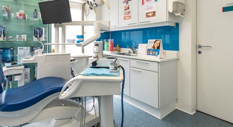 Praxis - Dr. med. univ. Cora Haller-Waschak - Zahnärztin Wien 1180