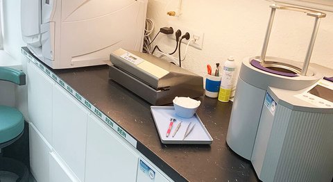 Praxis - Dr. med. univ. Cora Haller-Waschak - Zahnärztin Wien 1180