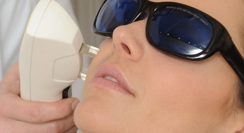Lasermedizin - Behandlung von Couperose, Pigment- und Altersflecken sowie Hautverjüngung - Ao. Univ.Prof. Dr. Tamara Kopp - Hautärztin Wien 1010