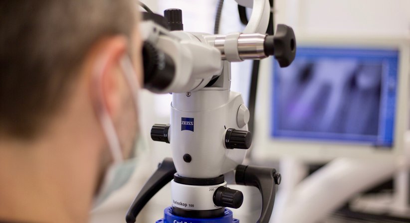 Dentalmikroskop - Dr. Thomas Weinberger, M.Sc. - Zahnarzt Linz 4020