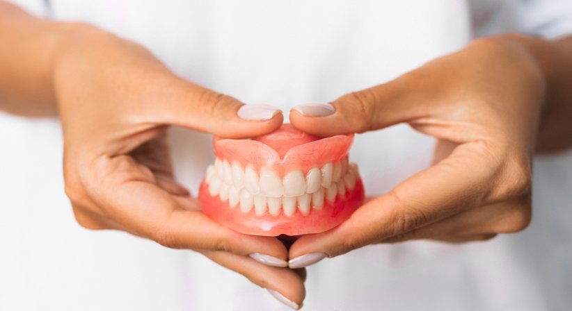 Teil- und Vollprothesen - Dr. Sabine Stumvoll - Zahnärztin Wien 1180