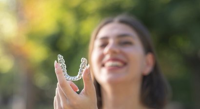 Unsichtbare Zahnkorrektur mit Aligner-Schienen