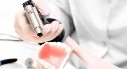 Teil- und Totalprothesen