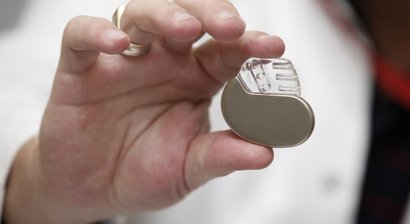 Kontrolle von Herzschrittmachern und Defibrillatoren