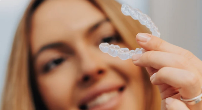 Aligner-Therapie – unsichtbare Zahnspangen - Univ.-Prof. DDr. med. Erwin Jonke - Zahnarzt Wien 1070