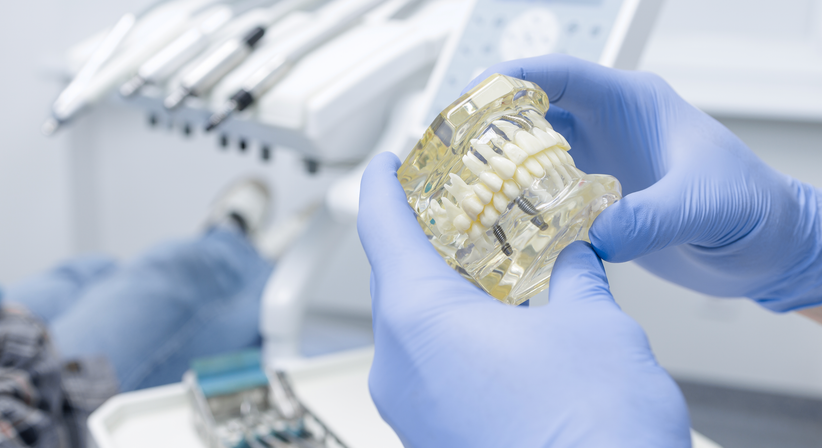 Parodontale und periimplantäre Chirurgie  bei Prim. Dr. Philip Jesch, BA