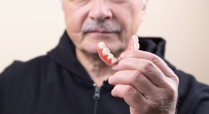 Teil- und Vollprothesen