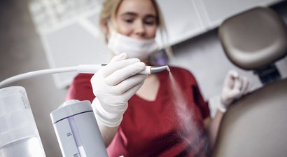 Parodontitis Behandlungen und professionelle Zahnreinigung