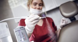 Professionelle Zahnreinigung (PZR) und Parodontitis Behandlungen -