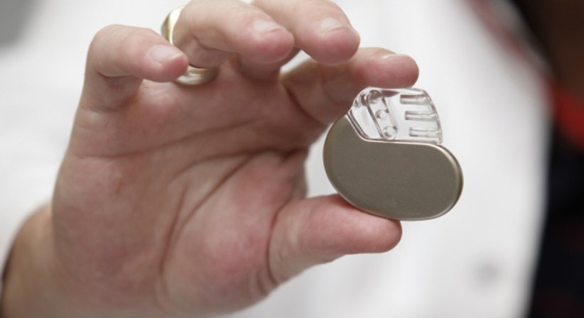 Implantation von Herzschrittmachern und Defibrillatoren sowie Implantation eines Vorhofohrverschlusses - Prof. PD Mag. Dr. Lukas Fiedler, FESC - Internist Wien 1230