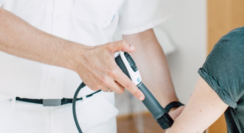 Stosswellentherapie - OA Dr. Fernas Amir - Orthopäde Wien 1190