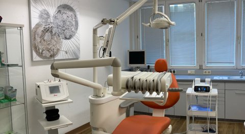 Dr. med. dent. Azam Gomari - Zahnärztin Wien 1210