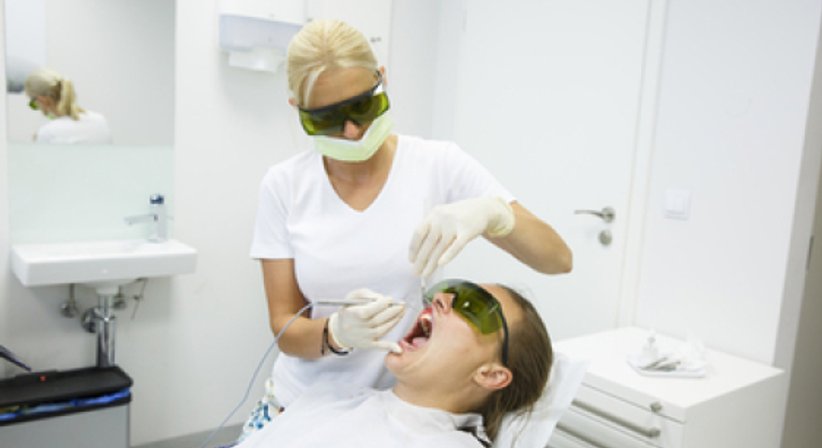 Laserbehandlung - Dr. med. dent. Azam Gomari - Zahnärztin Wien 1210