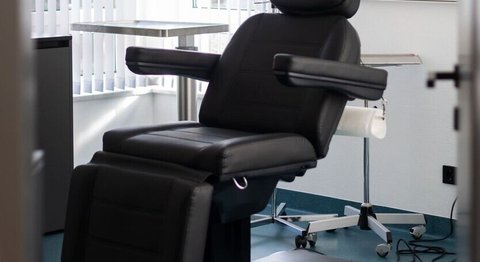 Dr. med. univ. Alexander Nimmerfall - Plastischer Chirurg Wels 4600