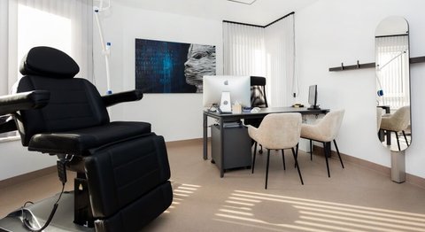 Dr. med. univ. Alexander Nimmerfall - Plastischer Chirurg Wels 4600