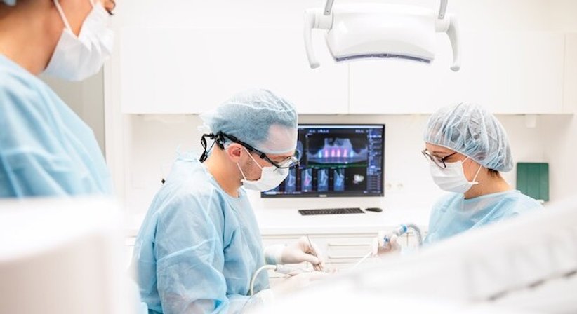 Implantologie – festsitzender Zahnersatz wie eigene Zähne - Dr. med. dent. Joachim Klien, M.Sc., M.Sc. - Zahnarzt Dornbirn 6850