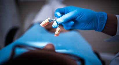 Festsitzende und abnehmbare Prothetik