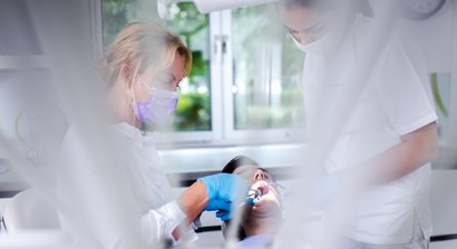 Füllungstherapie und Wurzelkanalbehandlung