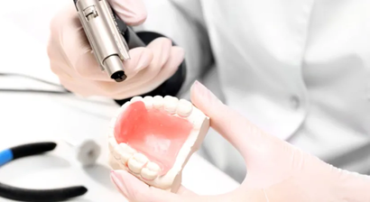 Teil- und Totalprothesen