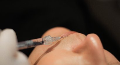 Faltenbehandlung und Volumenaugmentation mit  Hyaluronsäure