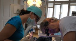 Diagnose und Behandlung unter Mikroskop -