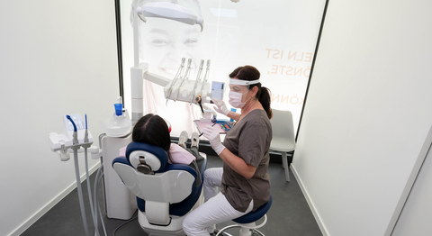 Dr. med. dent. Arnold Bobb - Zahnarzt Wien 1020