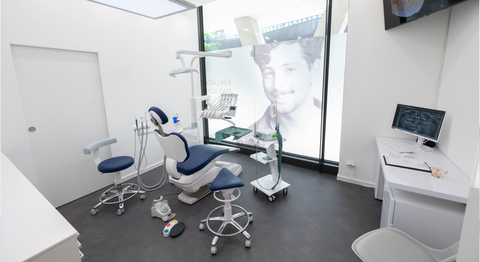 Dr. med. dent. Arnold Bobb - Zahnarzt Wien 1020