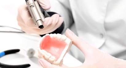 Teil- und Vollprothesen