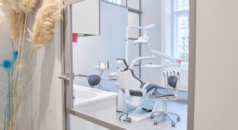 Dr. Lucas Nahler - Zahnarzt Wien 1010