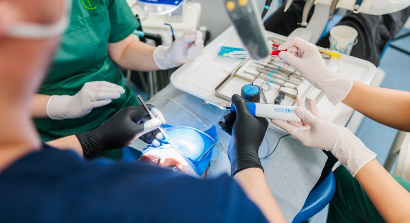 Mikroskopische Zahnheilkunde - MDDr. Tomas Kupec, MSc - Zahnarzt Dornbirn 6850