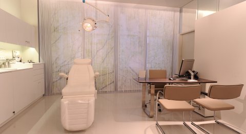 Dr. Dr. Bernhard F. Moser - Plastischer Chirurg Wien 1010