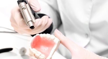 Teilprothesen, Totalprothesen und klammerlose Prothesen mit Kronen