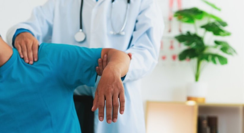 Frozen-Shoulder-Behandlung bei Priv.-Doz. Dr. Philipp Heuberer